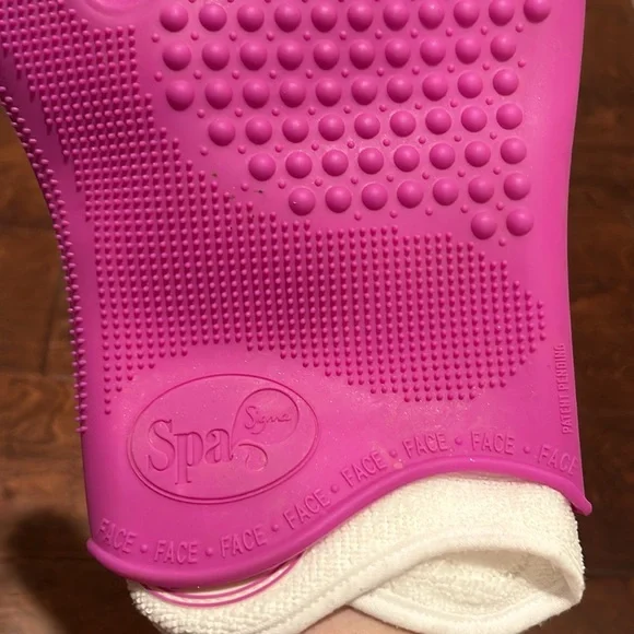 Sigma Makeup Brush Cleaner Glove - Picture 7 of 12